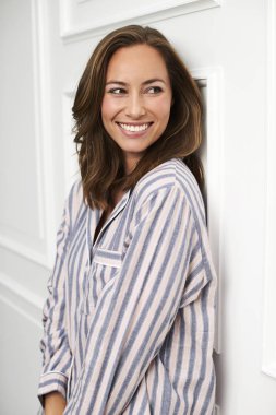 Pijama gülümseyen güzel esmer, uzağa bakıyor