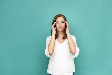 Mavi stüdyoda gözlük ayarlayan kız