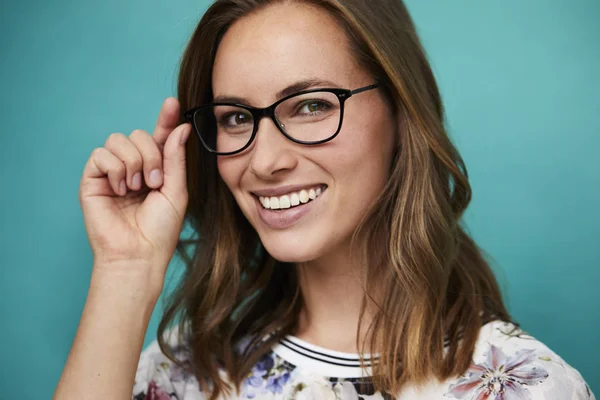 Menina Sorridente Óculos Olhando Para Câmera — Fotografia de Stock