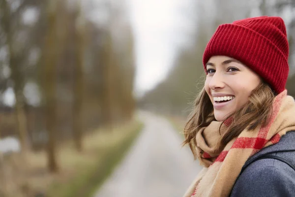 Hermosa Morena Moda Invernal Mirando Hacia Otro Lado Sonriendo — Foto de Stock