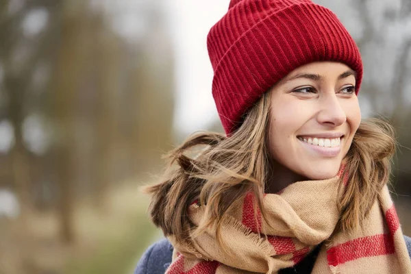 Chica Bonita Moda Invierno Sonriendo Mirando Hacia Otro Lado — Foto de Stock