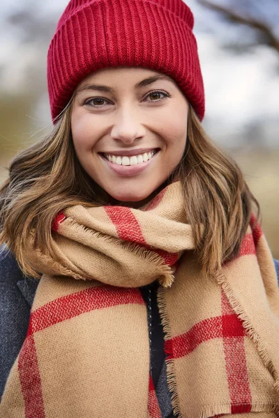 Glimlachend Meisje Winter Mode Van Sjaal Wollige Hoed — Stockfoto