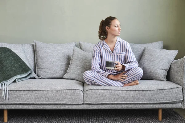 Pretty Pyjamas Flicka Soffan Med Morgonkaffe — Stockfoto