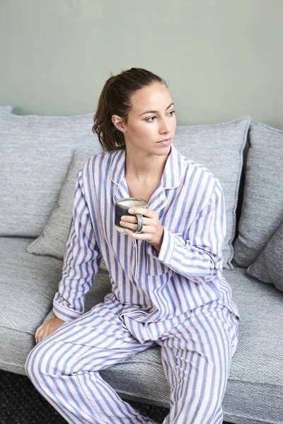 Sabah Kahveli Pijama Giyen Bir Kadın — Stok fotoğraf