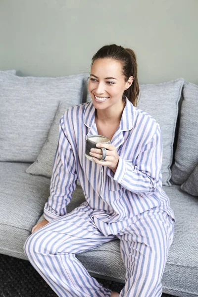 Pyjamas Flicka Med Morgonkaffe Soffan Leende — Stockfoto
