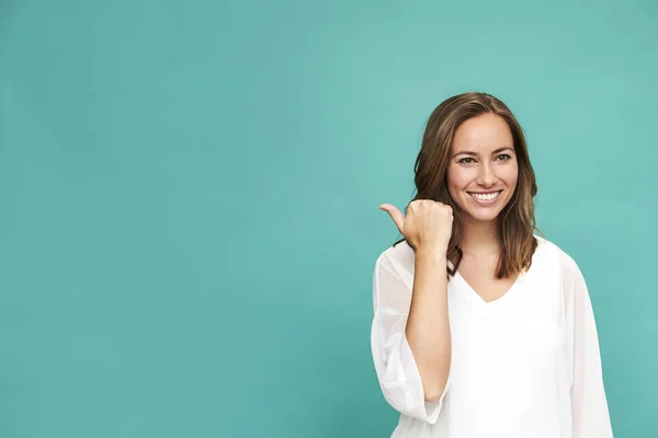 Mooie Brunette Wijzend Tegen Blauwe Achtergrond — Stockfoto