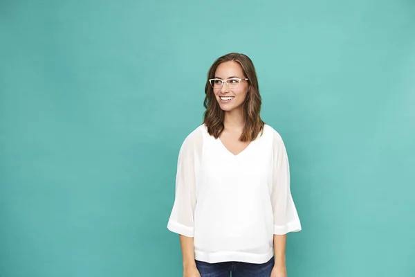 Hermosa Chica Gafas Contra Fondo Azul — Foto de Stock