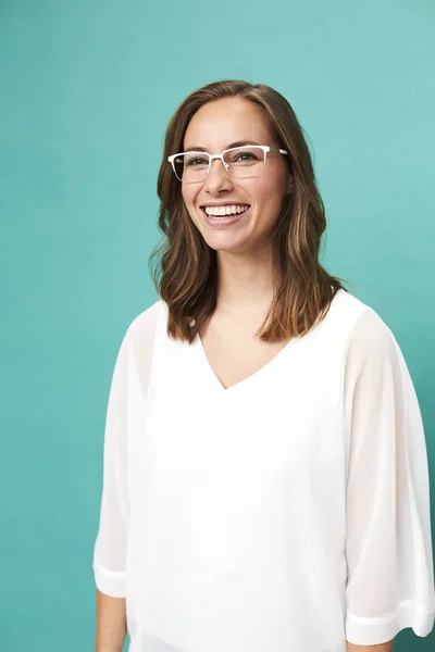 Glückliches Brillenmädchen Vor Blauem Hintergrund — Stockfoto