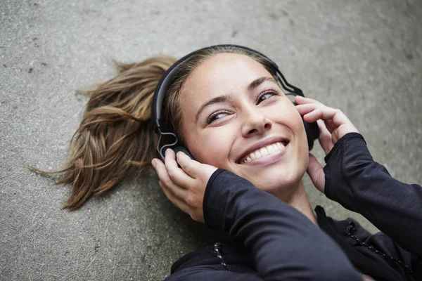 Morena Sorridente Com Fones Ouvido Deitada Chão — Fotografia de Stock