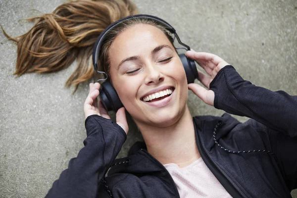 Beautiful Brunette Woman Listening Headphones — Stock Photo, Image