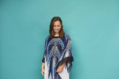 Mavi kaftan muhteşem kadın, aşağı bakıyor