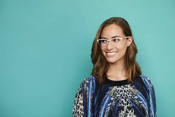 Mujer Sonriente Top Azul Con Gafas —  Fotos de Stock
