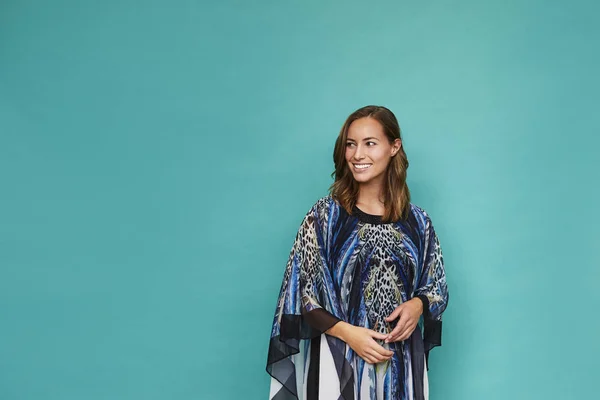 Blaues Kaftan Mädchen Lächelt Atelier Und Schaut Weg — Stockfoto