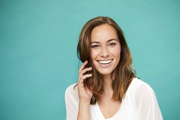 Sonriente Morena Top Blanco Estudio Azul — Foto de Stock