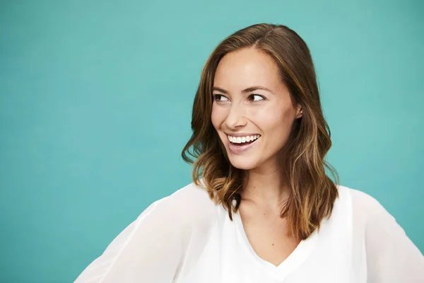 Lachende Brunette Vrouw Blauwe Studio Zoek Weg — Stockfoto