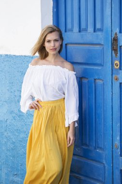 Beyaz ve sarı moda, portre muhteşem modeli