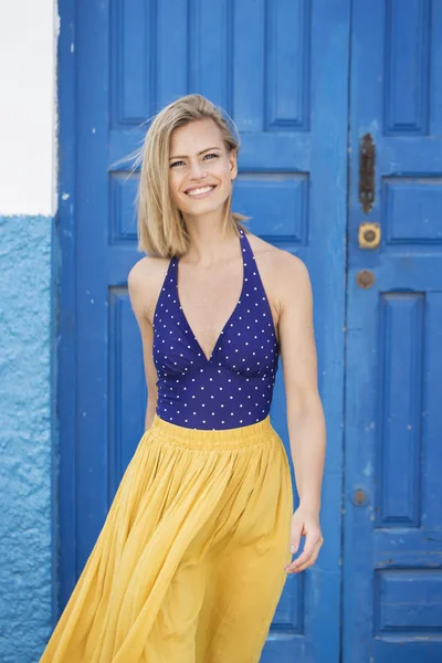 青と黄色のブロンドモデルの見事な笑顔 — ストック写真