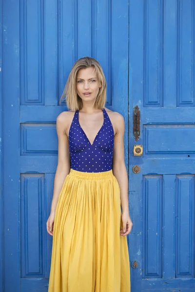 파란색 상단과 노란색 드레스에 아름다운 여자의 초상화 — 스톡 사진