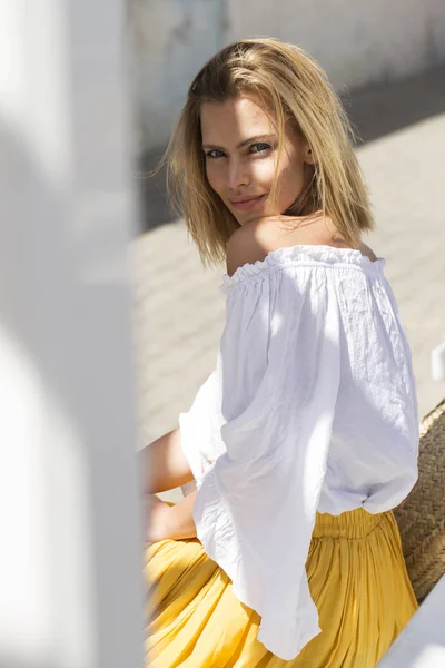 Mujer Soleada Blanco Sonriendo Cámara —  Fotos de Stock