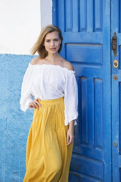 Preciosa Modelo Moda Blanca Amarilla Retrato — Foto de Stock