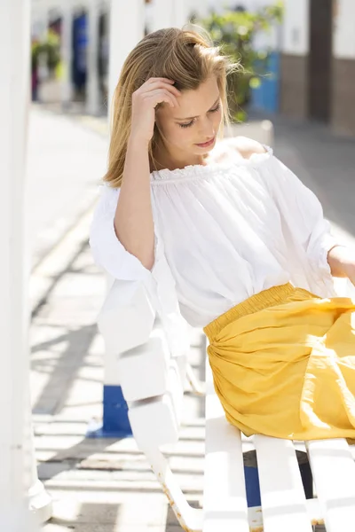 白と黄色のファッションで見事なモデル 下を見下ろす — ストック写真
