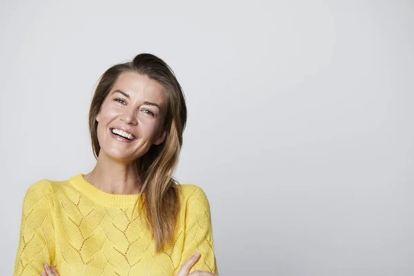 Mulher Sorridente Topo Amarelo Estúdio — Fotografia de Stock