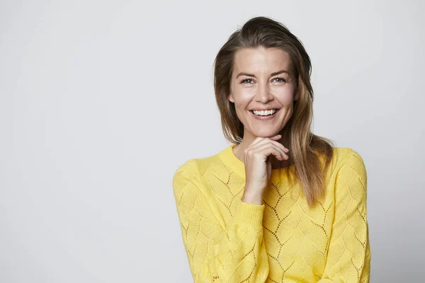 Mulher Confiante Sorrindo Estúdio Retrato — Fotografia de Stock