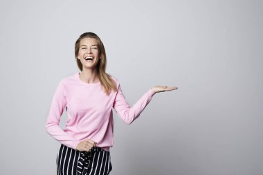 Stüdyo, portre içinde işaret gülüyor kadın