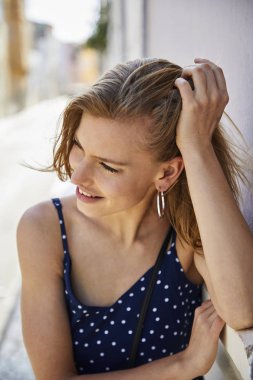 Mavi elbise güzel sarışın kadın, gülümseyen