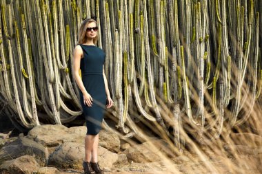 Kaktüs bitkiler tarafından yeşil güzel sarışın model