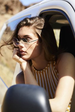 Araba güzel esmer pencereden dışarı bakıyor