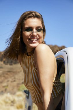 Gülümseyen esmer araba penceresinden eğilerek, portre