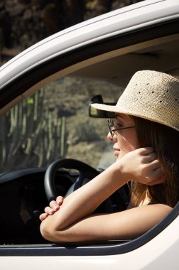Araba güzel esmer profili, uzağa bakıyor