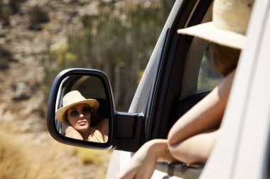 Güzel esmer yol gezisi, portre araba ayna yansıyan