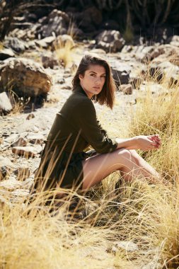 Çöl yeşillik, portre oturan çarpıcı esmer