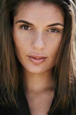 Portre, yakın yukarı kahverengi gözleri ile muhteşem esmer