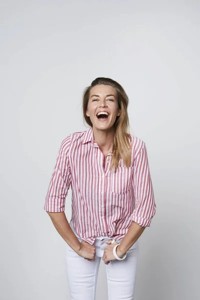 Смеющаяся Женщина Полосатой Рубашке Портрет — стоковое фото