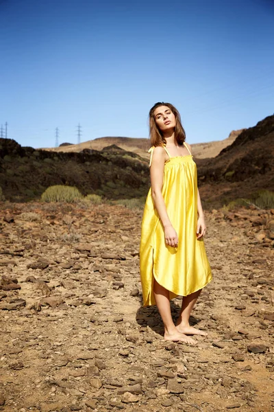 Atemberaubende Brünette Goldenen Kleid Der Wüste Stehend — Stockfoto