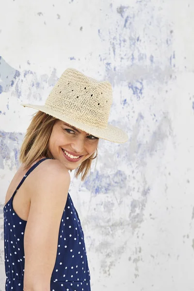 Saman şapka gülümsüyor genç sarışın kadın