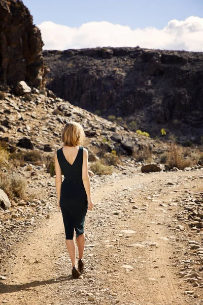 Çöl kir pistinde yeşil elbise sarışın modeli