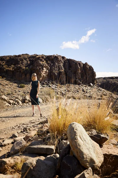 Çölde güzel model ayakta, uzağa bakıyor