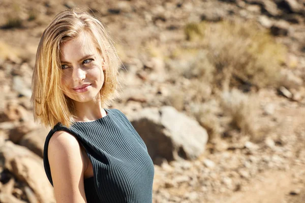 Blue Eyed Blond Woman Desert Smiling — Stock Photo, Image