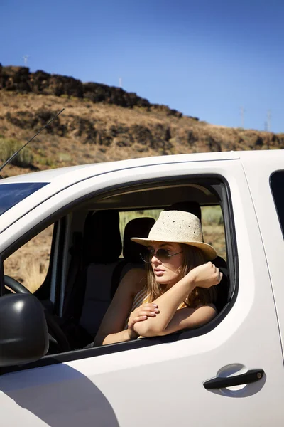 Güzel esmer yolculukta arabada istirahat