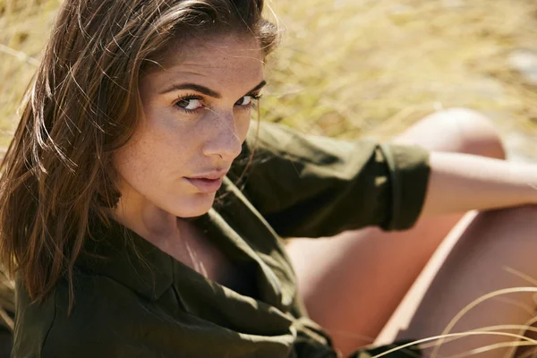 Güzel esmer güneş ışığında kamera bakıyor