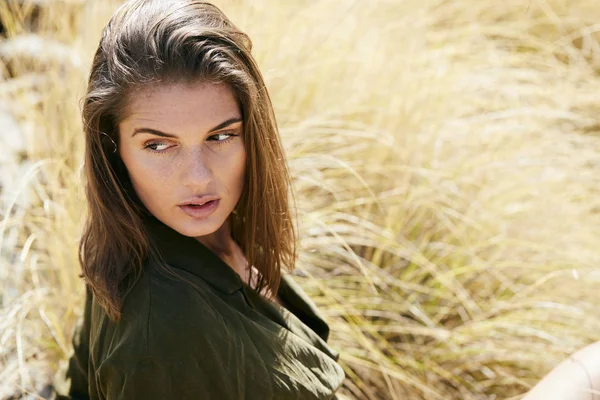 Çöl içinde omuz üzerinde görünümlü çarpıcı esmer