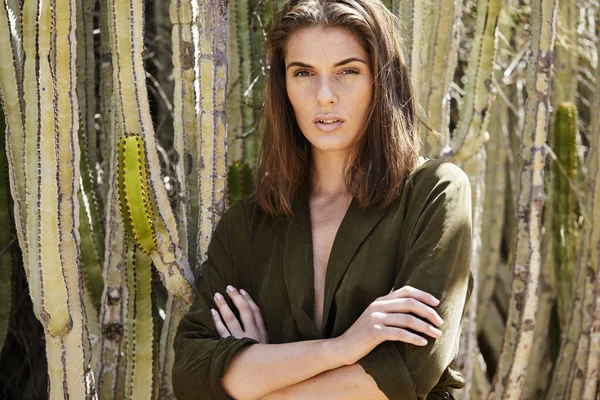 Silah ile esmer güzellik katlanmış, kamera bakıyor