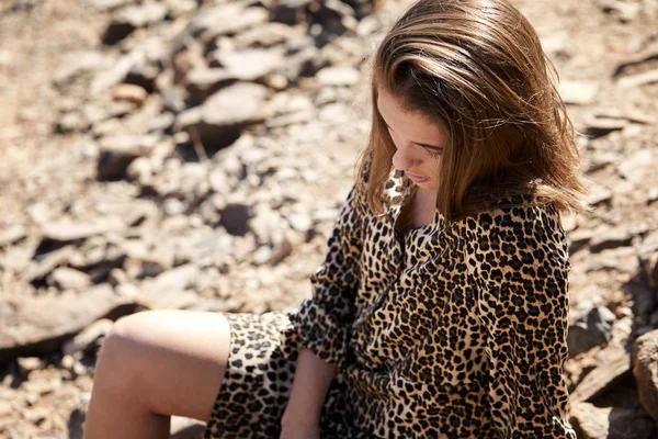 Morena Vestido Impressão Leopardo Olhando Para Baixo — Fotografia de Stock