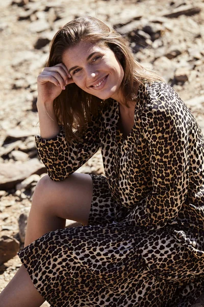 Leopar baskılı elbise, portre gülümseyen esmer