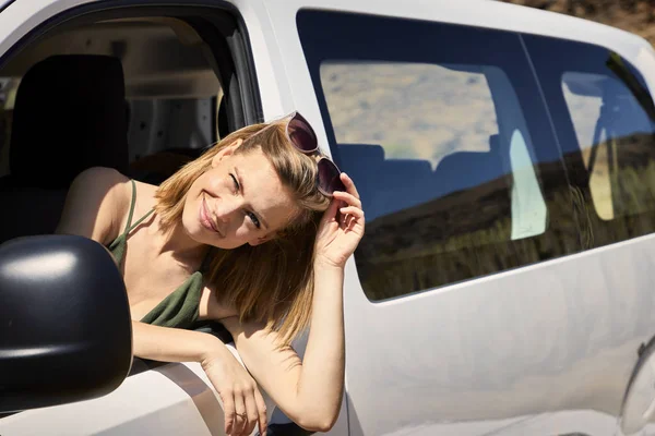 Yol gezisi araba kamera görünümlü güzel sarışın