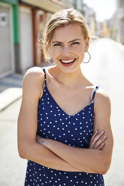 Sokakta Mavi Elbise Güzel Genç Kadın Portre — Stok fotoğraf